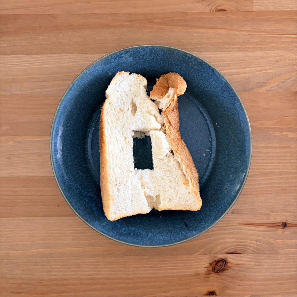 切り抜かれ食パン