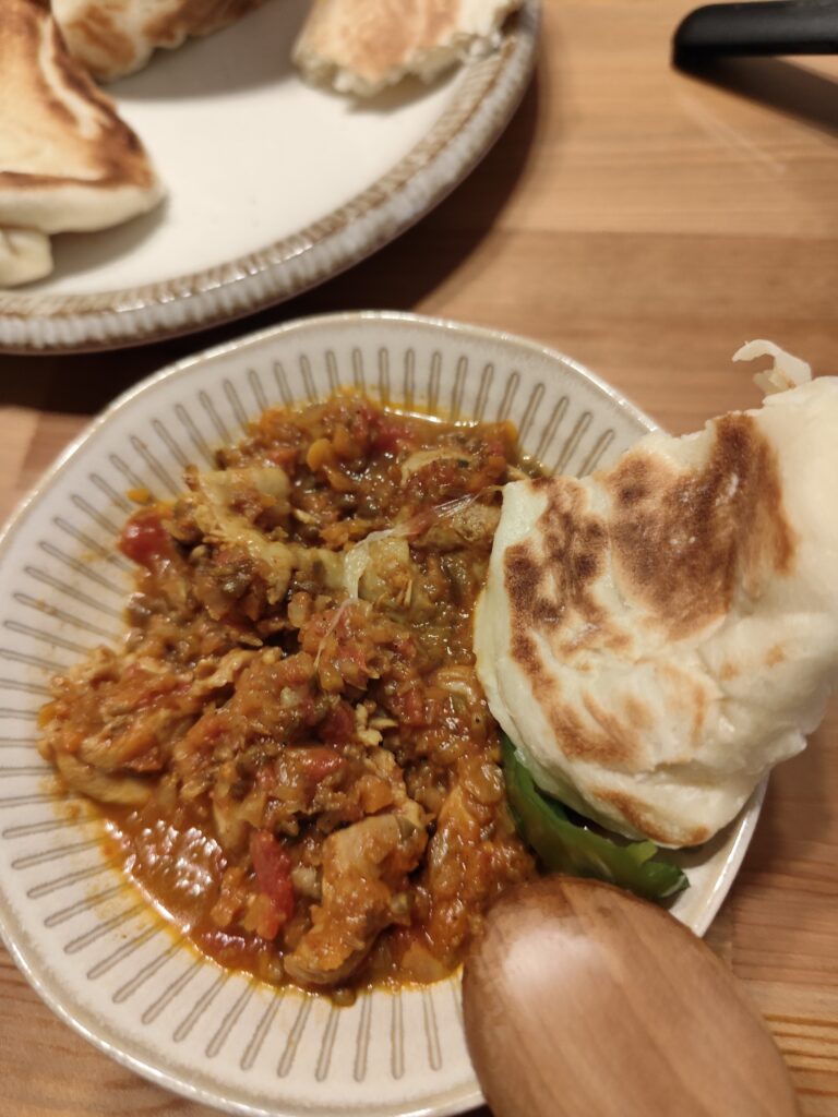 手作りスパイスカレーとチーズナン