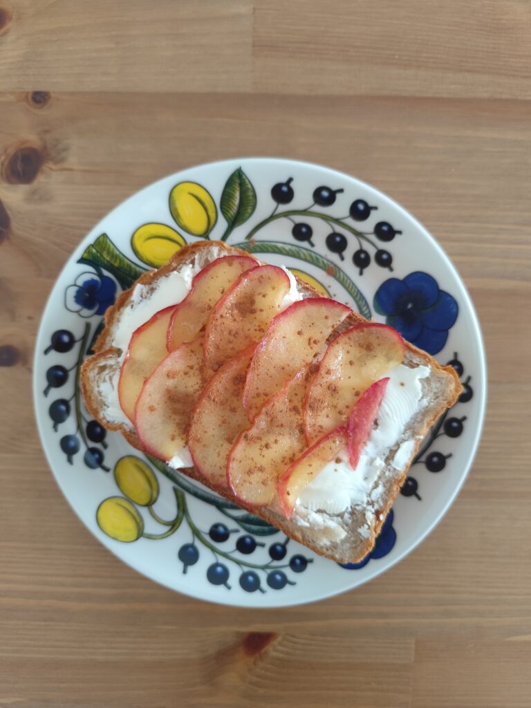 全粒粉パン　リンゴ　シナモン　クリームチーズ